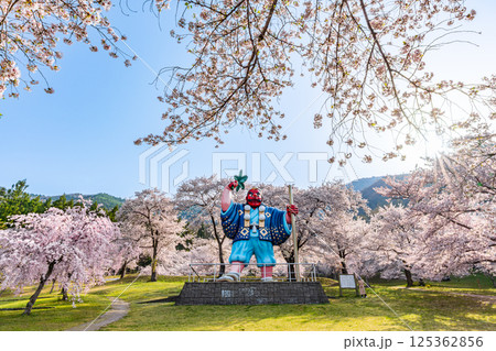 日本一の天狗と桜　戸倉キティパーク　（長野県千曲市） 125362856