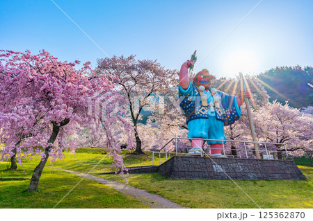 日本一の天狗と桜 戸倉キティパーク (長野県千曲市) 日本一の天狗と桜 戸倉キティパーク (長野県千曲市) 125362870