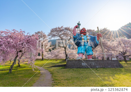 日本一の天狗と桜　戸倉キティパーク　（長野県千曲市） 125362874