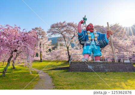 日本一の天狗と桜 戸倉キティパーク (長野県千曲市) 日本一の天狗と桜 戸倉キティパーク (長野県千曲市) 125362876