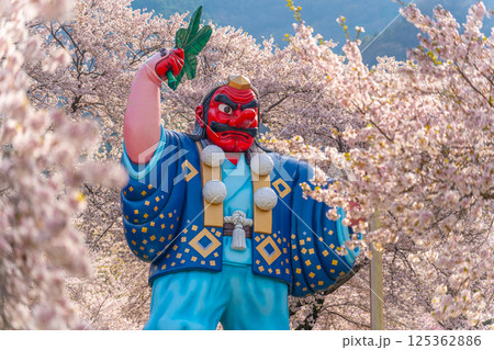 日本一の天狗と桜 戸倉キティパーク (長野県千曲市) 日本一の天狗と桜 戸倉キティパーク (長野県千曲市) 125362886