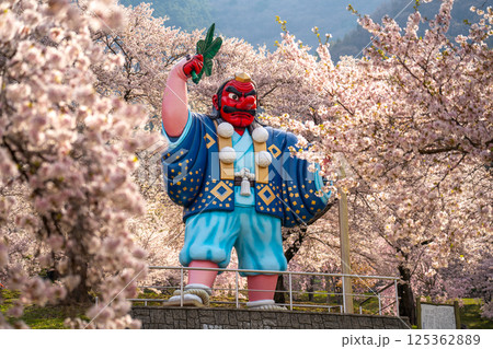 日本一の天狗と桜 戸倉キティパーク (長野県千曲市) 日本一の天狗と桜 戸倉キティパーク (長野県千曲市) 125362889