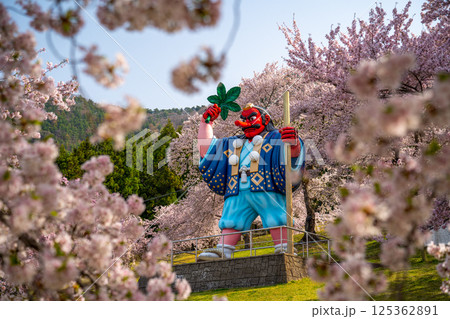 日本一の天狗と桜 戸倉キティパーク (長野県千曲市) 日本一の天狗と桜 戸倉キティパーク (長野県千曲市) 125362891