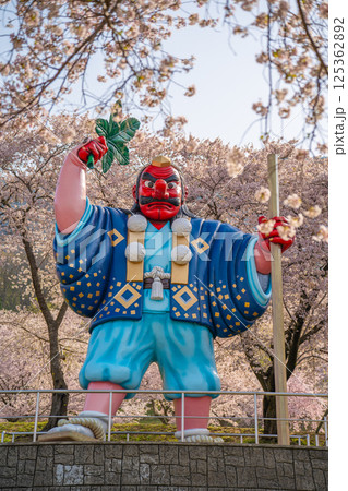 日本一の天狗と桜 戸倉キティパーク (長野県千曲市) 日本一の天狗と桜 戸倉キティパーク (長野県千曲市) 125362892