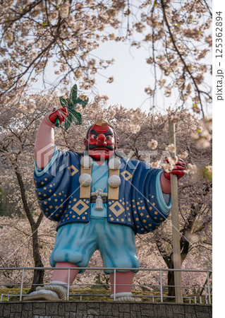 日本一の天狗と桜 戸倉キティパーク (長野県千曲市) 日本一の天狗と桜 戸倉キティパーク (長野県千曲市) 125362894