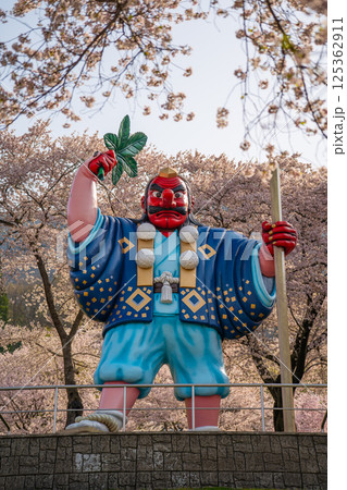 日本一の天狗と桜 戸倉キティパーク (長野県千曲市) 日本一の天狗と桜 戸倉キティパーク (長野県千曲市) 125362911