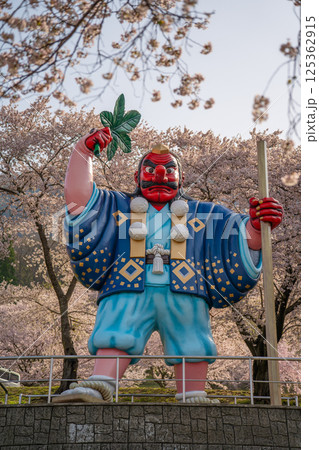 日本一の天狗と桜 戸倉キティパーク (長野県千曲市) 日本一の天狗と桜 戸倉キティパーク (長野県千曲市) 125362915