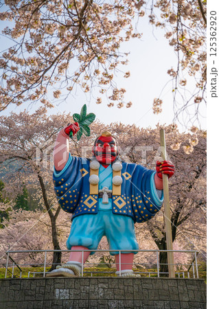 日本一の天狗と桜 戸倉キティパーク (長野県千曲市) 日本一の天狗と桜 戸倉キティパーク (長野県千曲市) 125362920