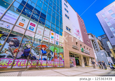 日本の東京都市景観 夏のような日差し…インバウンド続く…外国人観光客らで賑わう秋葉原＝4月21日 125363439