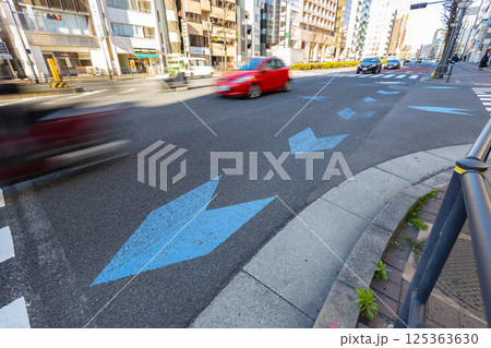 矢羽根型路面表示のある道路 自転車の通行を知らせる青い矢印 矢羽根型路面表示のある道路 自転車の通行を知らせる青い矢印 125363630
