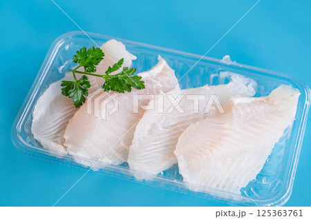 食品パックに入ったパンガシウスの切り身 食品パックに入ったパンガシウスの切り身 125363761