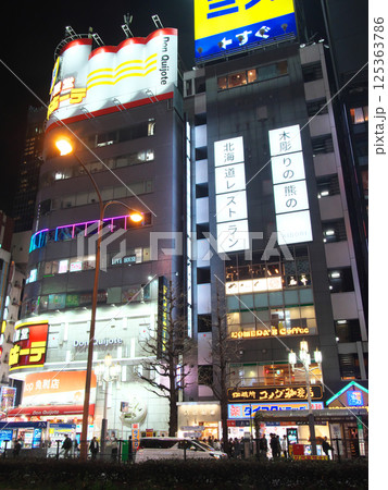 賑わう夜の新宿・歌舞伎町 都市景観(2025年3月) 賑わう夜の新宿・歌舞伎町 都市景観(2025年3月) 125363786