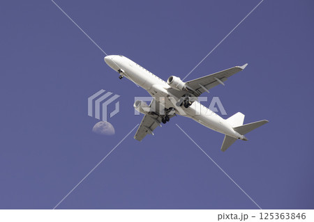月と飛行機 月と飛行機 125363846