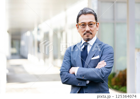 ビジネスマン　屋外　ポートレート 125364074