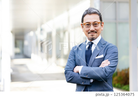 ビジネスマン　屋外　ポートレート 125364075