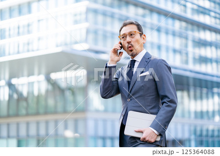 ビジネスマン 屋外 ポートレート スマホ ビジネスマン 屋外 ポートレート スマホ 125364088