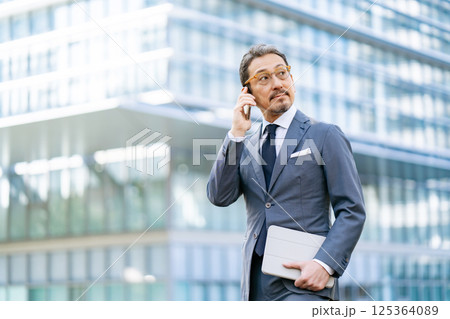ビジネスマン　屋外　ポートレート　スマホ 125364089