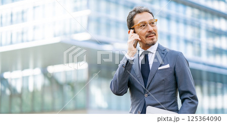 ビジネスマン　屋外　ポートレート　スマホ 125364090