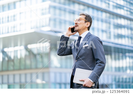 ビジネスマン 屋外 ポートレート スマホ ビジネスマン 屋外 ポートレート スマホ 125364091