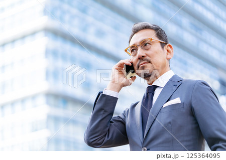 ビジネスマン 屋外 ポートレート スマホ ビジネスマン 屋外 ポートレート スマホ 125364095