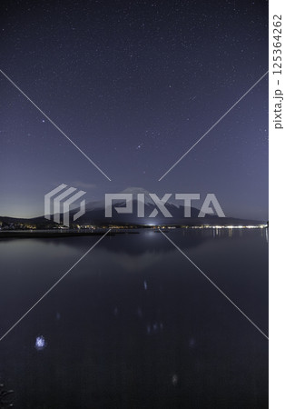 山中湖に映る春の星空 125364262