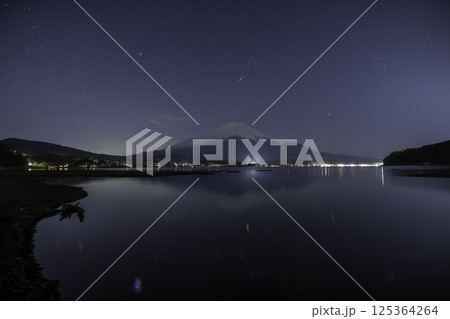 山中湖に映る春の星空 山中湖に映る春の星空 125364264
