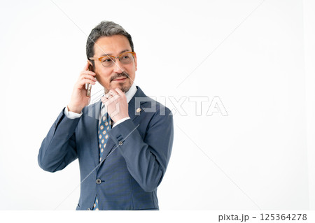 スマホで話す弁護士 125364278