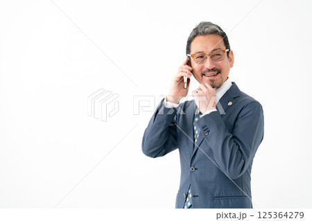 スマホで話す弁護士 125364279