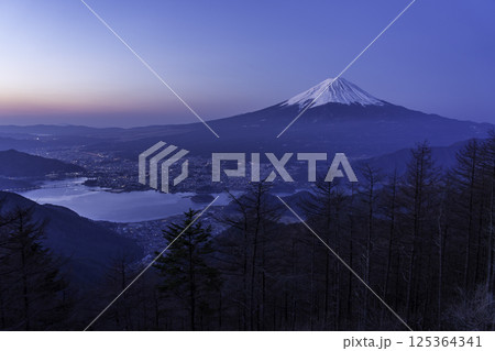 春の新道峠から夜明け前の富士山 125364341