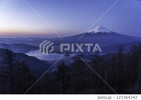 春の新道峠から夜明け前の富士山 春の新道峠から夜明け前の富士山 125364342