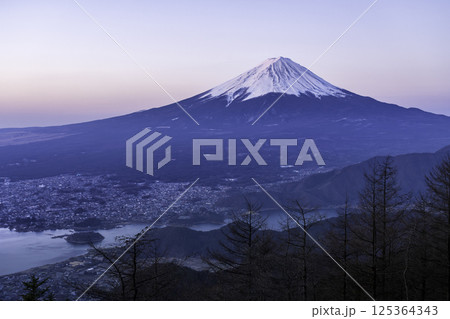 春の新道峠から夜明け前の富士山 125364343