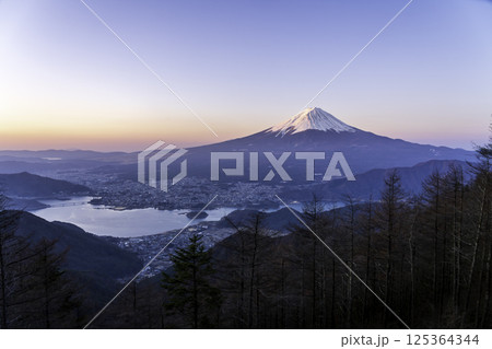 春の新道峠から夜明け前の富士山 春の新道峠から夜明け前の富士山 125364344
