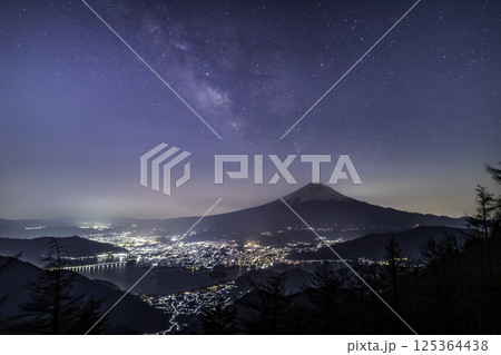 春の新道峠ツインテラスから夜景と富士山に昇る天の川 春の新道峠ツインテラスから夜景と富士山に昇る天の川 125364438