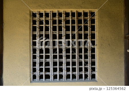 茶室の土塀と竹組格子窓 125364562