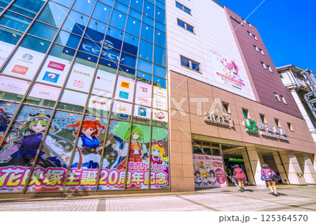 日本の東京都市景観 夏のような日差し…インバウンド続く…観光客らで賑わう秋葉原＝4月21日 125364570