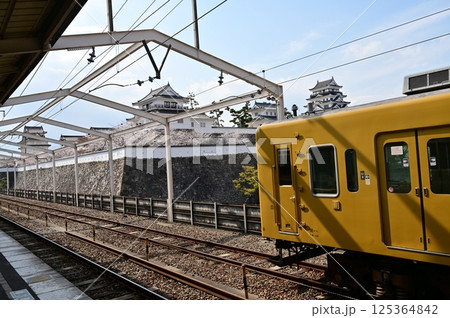福山駅のプラットホームから望む福山城とソメイヨシノ 125364842