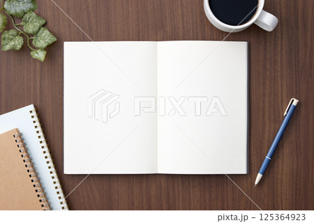 机の上に置かれた白い無地のノート 125364923