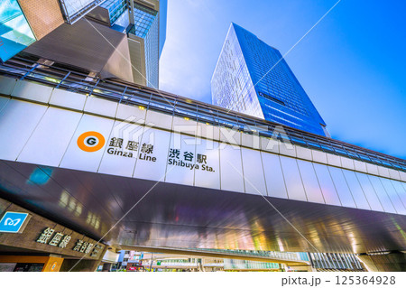 日本の東京都市景観　東京メトロ銀座線渋谷駅（側面に駅名）や改札、渋谷ヒカリエなどを望む 125364928