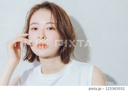 若い女性のヘアスタイルイメージ　　 125365032