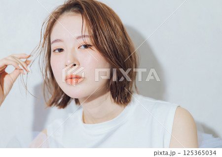 若い女性のヘアスタイルイメージ　　 125365034
