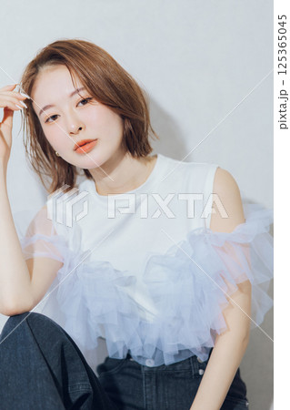 若い女性のファッションイメージ 若い女性のファッションイメージ 125365045