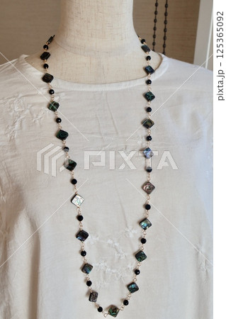 アバロンシェルとオニキスのロングネックレス　鮑 125365092