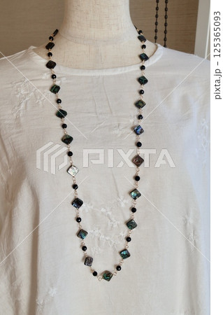 アバロンシェルとオニキスのロングネックレス　鮑 125365093