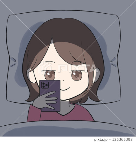 寝る前にスマホを触る女性 寝る前にスマホを触る女性 125365398