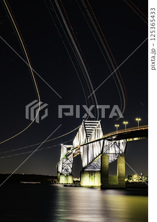 夜の東京ゲートブリッジを通過する飛行機の光跡 夜の東京ゲートブリッジを通過する飛行機の光跡 125365433