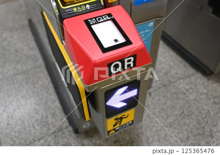 QRコードリーダーが設置された改札口（姫路駅） 125365476