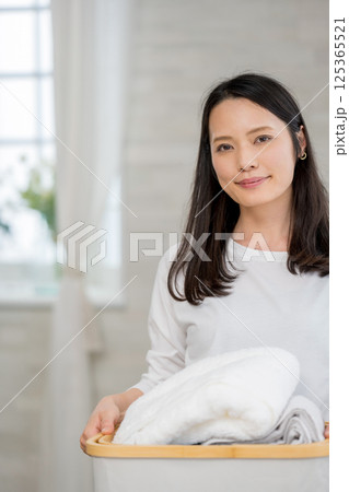 家事、洗濯物運ぶ女性｜爽やかな朝｜健康的な暮らしイメージ｜ウェルビー女子｜ウェルビーイング 125365521