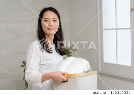 家事、洗濯物運ぶ女性|爽やかな朝|健康的な暮らしイメージ|ウェルビー女子|ウェルビーイング 家事、洗濯物運ぶ女性|爽やかな朝|健康的な暮らしイメージ|ウェルビー女子|ウェルビーイング 125365523