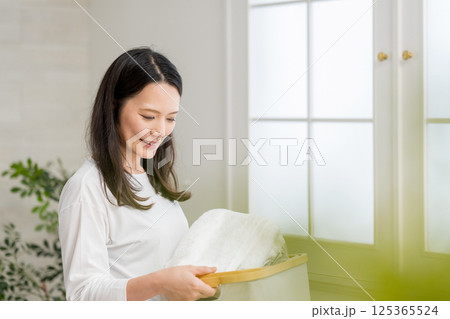 家事、洗濯物運ぶ女性｜爽やかな朝｜健康的な暮らしイメージ｜ウェルビー女子｜ウェルビーイング 125365524