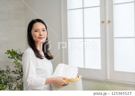 家事、洗濯物運ぶ女性｜爽やかな朝｜健康的な暮らしイメージ｜ウェルビー女子｜ウェルビーイング 125365527